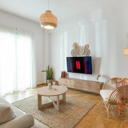 Free-spirit Large Boho With Free-parking Apartment